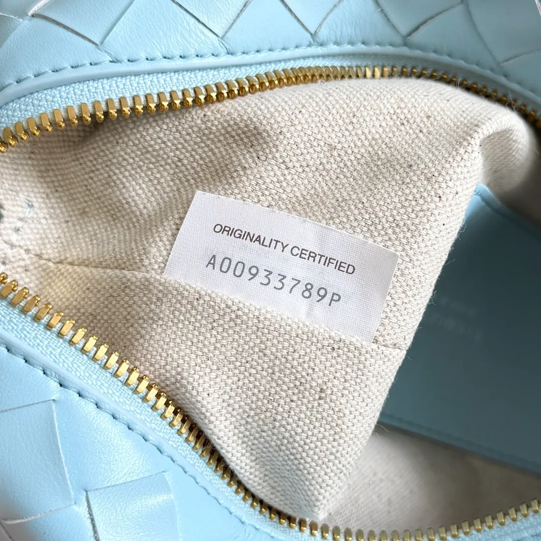 Batch 1360 BOTTEGA VENETA 2024 new loop is here! ! Many girls who like BV have owned the Loop bag. It has a simple appearance, classic weaving, and a compact and lightweight bag shape. This innovation continues the "camera bag" shape. Unlike the traditional Loop bag, which can only be worn as a crossbody bag, this innovation It can be carried by hand or cross-body, satisfying both the concave shape and daily needs. The oversized buckle can be folded and used as a handle. The sultry heat in summer ☀️ usually reduces people's desires. Having a lightweight bag will greatly enhance the happiness of traveling🫧 Style number: 796615 Size: 19*12*9cm